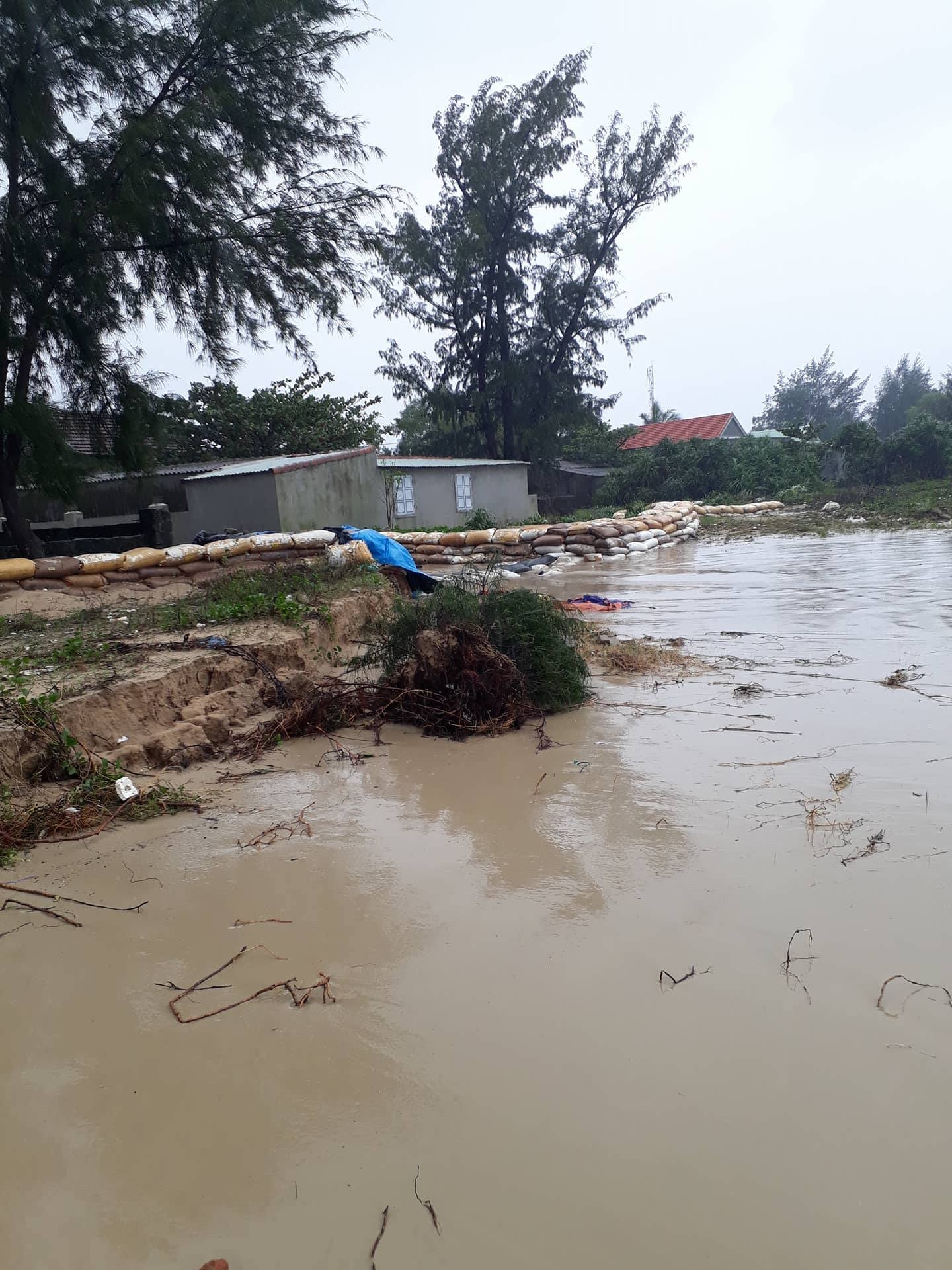 Sóng biển ăn sâu vào sát nhà dân ở thôn Bình An 2 